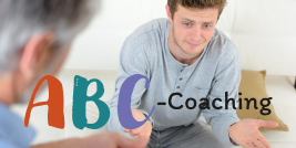 Text: ABC-Coaching, Bild: zwei Personen unterhalten sich, der junge Mann im Fokus sieht ratlos aus